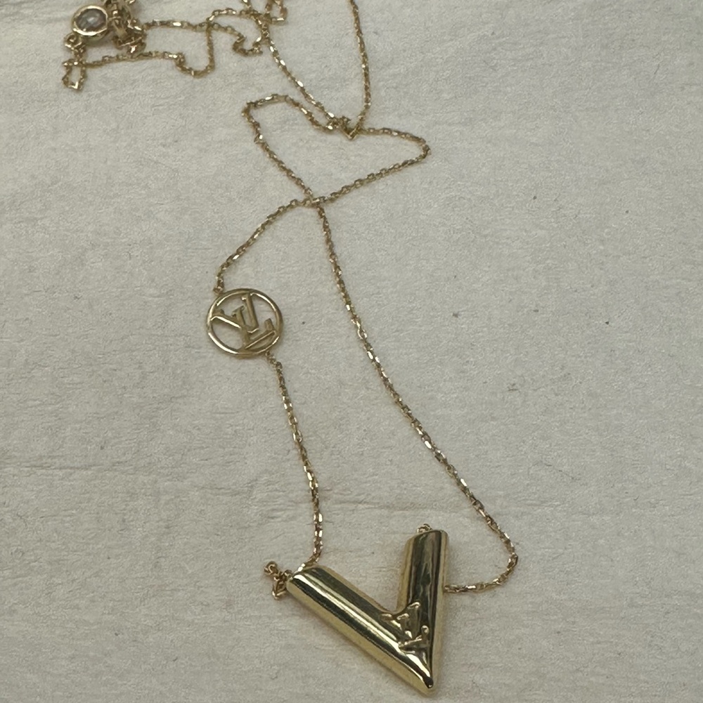 18kt V pendant with small stone